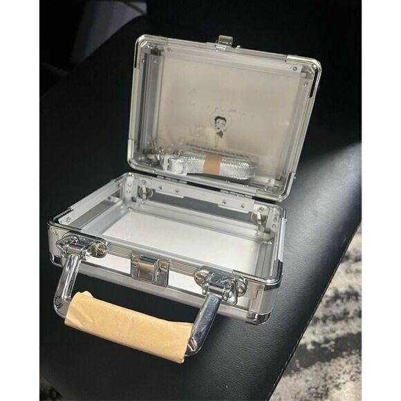 ⚡️SPRING CLEAN SALE⚡️ rare betty boop holographic metal bag with strap - Picture 9 of 9